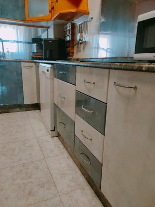 Cocina con fregadero y campana
