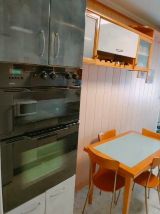 Cocina con fregadero y campana