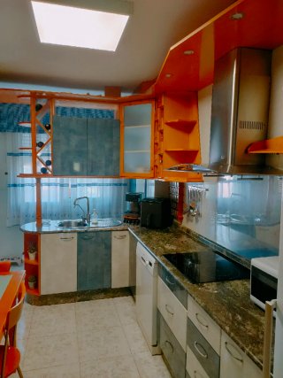 Cocina con fregadero y campana