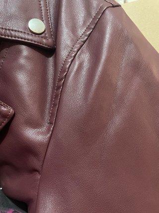 Cazadora Biker Pull&Bear burdeos.