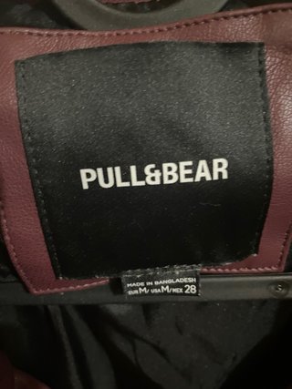 Cazadora Biker Pull&Bear burdeos.