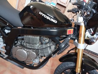 Hyosung GT250I Comet Negra. En Morón de la Fronter