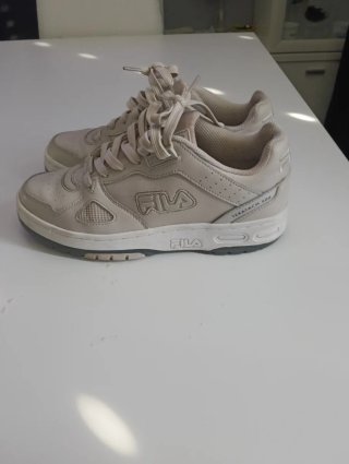 Zapatillas Fila Beige y Blancas
