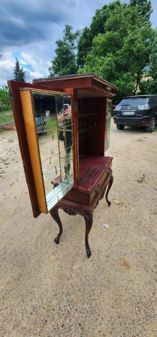 Mueble Bar de Madera Oscura con Detalles Dorados