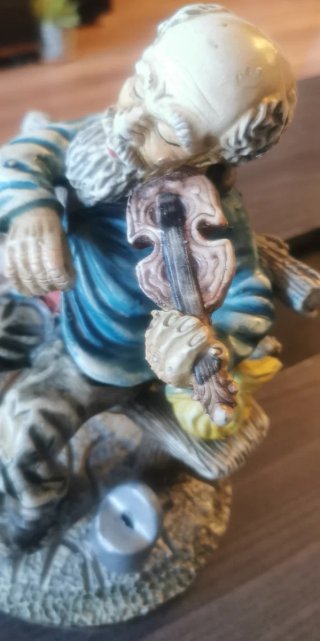 Figura decorativa músico con violín