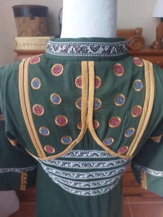Vestido verde multibordado