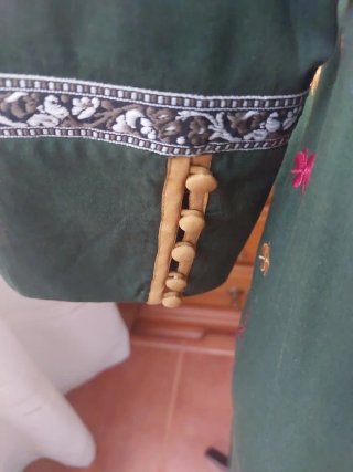Vestido verde multibordado