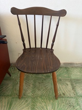 Silla de madera oscura