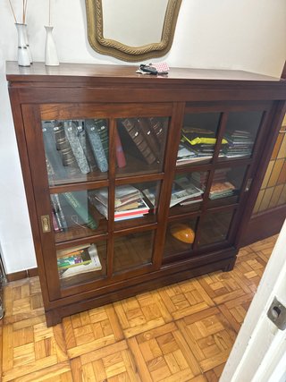 Mueble de madera con puertas correderas de cristal