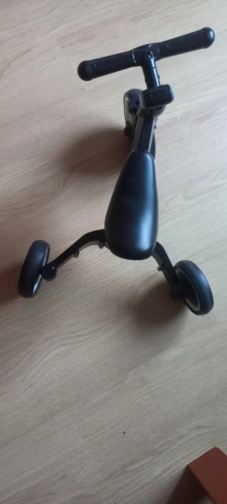 Triciclo infantil negro casi nuevo