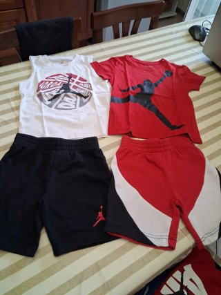 Completo bimbo Jordan 4/5 anni
