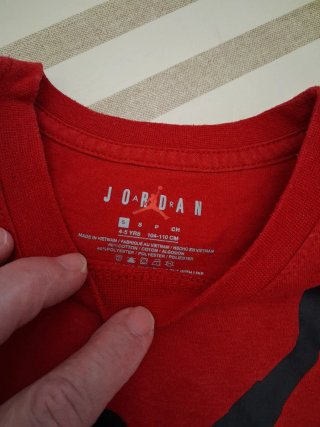 Completo bimbo Jordan 4/5 anni