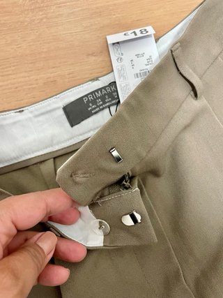 Pantalones caqui de pinzas talla 34