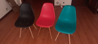 3 Sillas Plástico y Madera