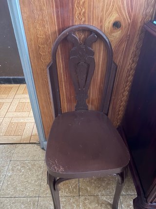 Sillas de madera marrones
