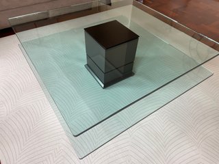 Mesa centro cristal y metal negra