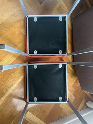 Dos banquetas metálicas naranjas