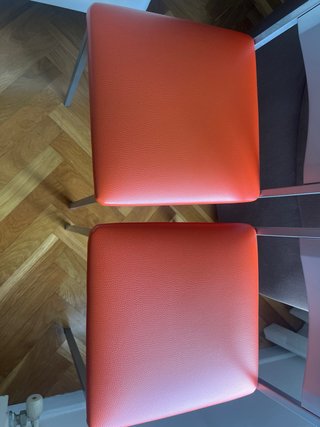 Dos banquetas metálicas naranjas