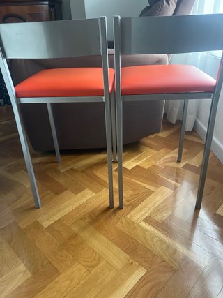 Dos banquetas metálicas naranjas