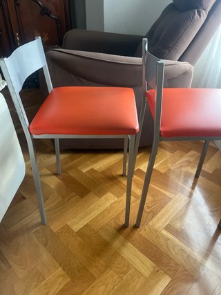 Dos banquetas metálicas naranjas