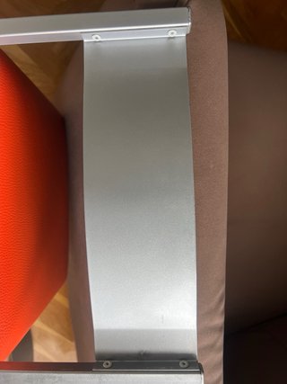 Dos banquetas metálicas naranjas