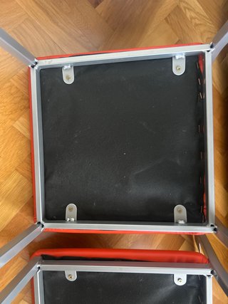 Dos banquetas metálicas naranjas