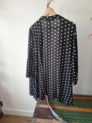 Camisa Zara lunares negra y blanca