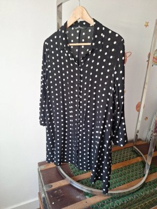 Camisa Zara lunares negra y blanca