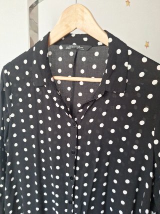 Camisa Zara lunares negra y blanca