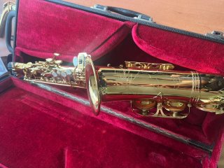 Saxofón alto como nuevo