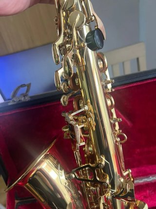 Saxofón alto como nuevo