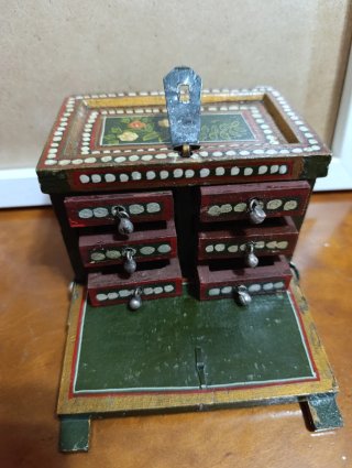 Caja de madera pintada a mano