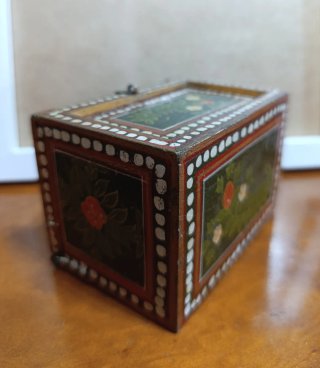 Caja de madera pintada a mano