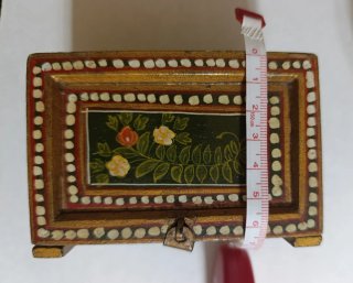 Caja de madera pintada a mano