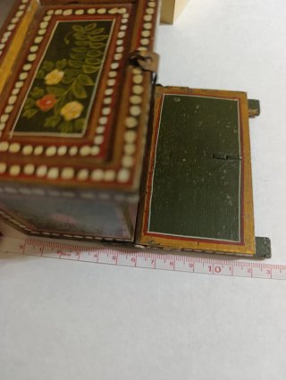 Caja de madera pintada a mano