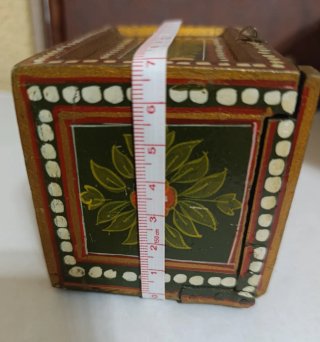 Caja de madera pintada a mano