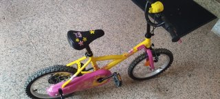 Bicicleta infantil amarilla y rosa