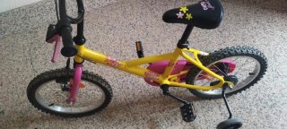 Bicicleta infantil amarilla y rosa
