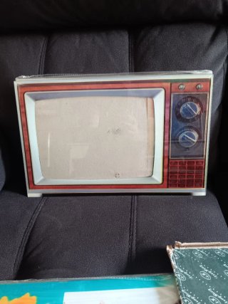 Portafotos estilo TV retro y flores