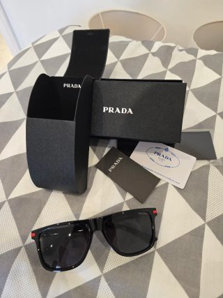 Gafas de sol Prada con  rojos negro brillante