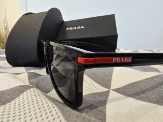Gafas de sol Prada con  rojos negro brillante