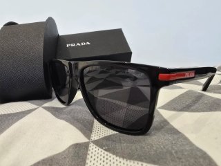 Gafas de sol Prada con  rojos negro brillante