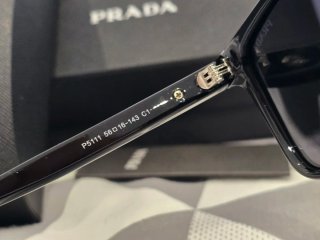 Gafas de sol Prada con  rojos negro brillante