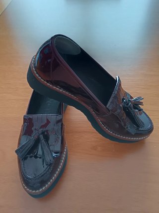 Zapatos de charol con flecos color burdeos