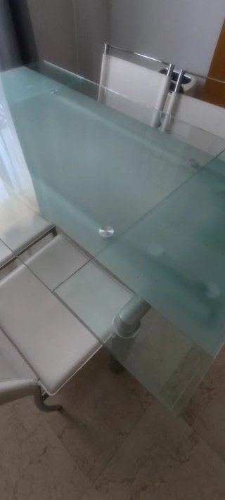 Mesa y 6 Sillas Comedor Cristal y Metal