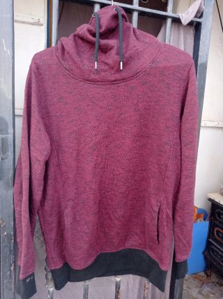 Sudadera con capucha y bolsillos