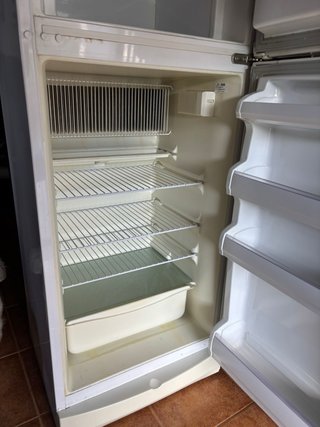 Frigorífico de gas color blanco