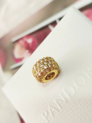 Charm Triple Fila Brillante en Pavé Pandora