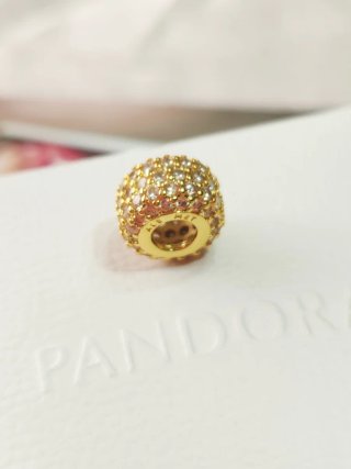 Charm Triple Fila Brillante en Pavé Pandora