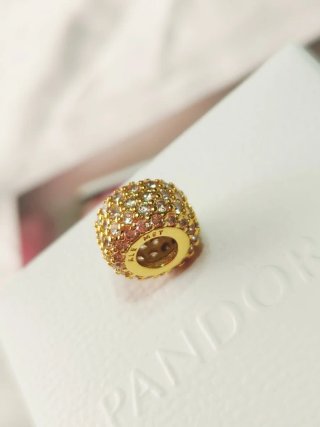 Charm Triple Fila Brillante en Pavé Pandora